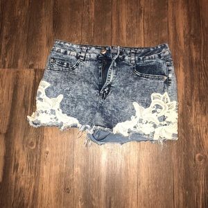 High waist lace appliqué shorts, acid wash